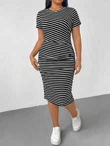 SHEIN Essnce 大码女装春夏时尚休闲高弹舒适日常百搭显瘦黑白条纹短袖中长连衣裙，修身剪裁，夏季穿搭，简约风格，曲线连衣裙 - 黑與白 - 查看 4