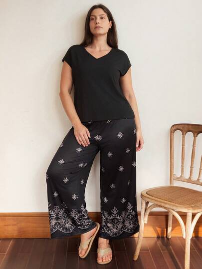 Bộ đồ ngủ cỡ lớn in họa tiết hoa cổ điển, phong cách thường ngày.