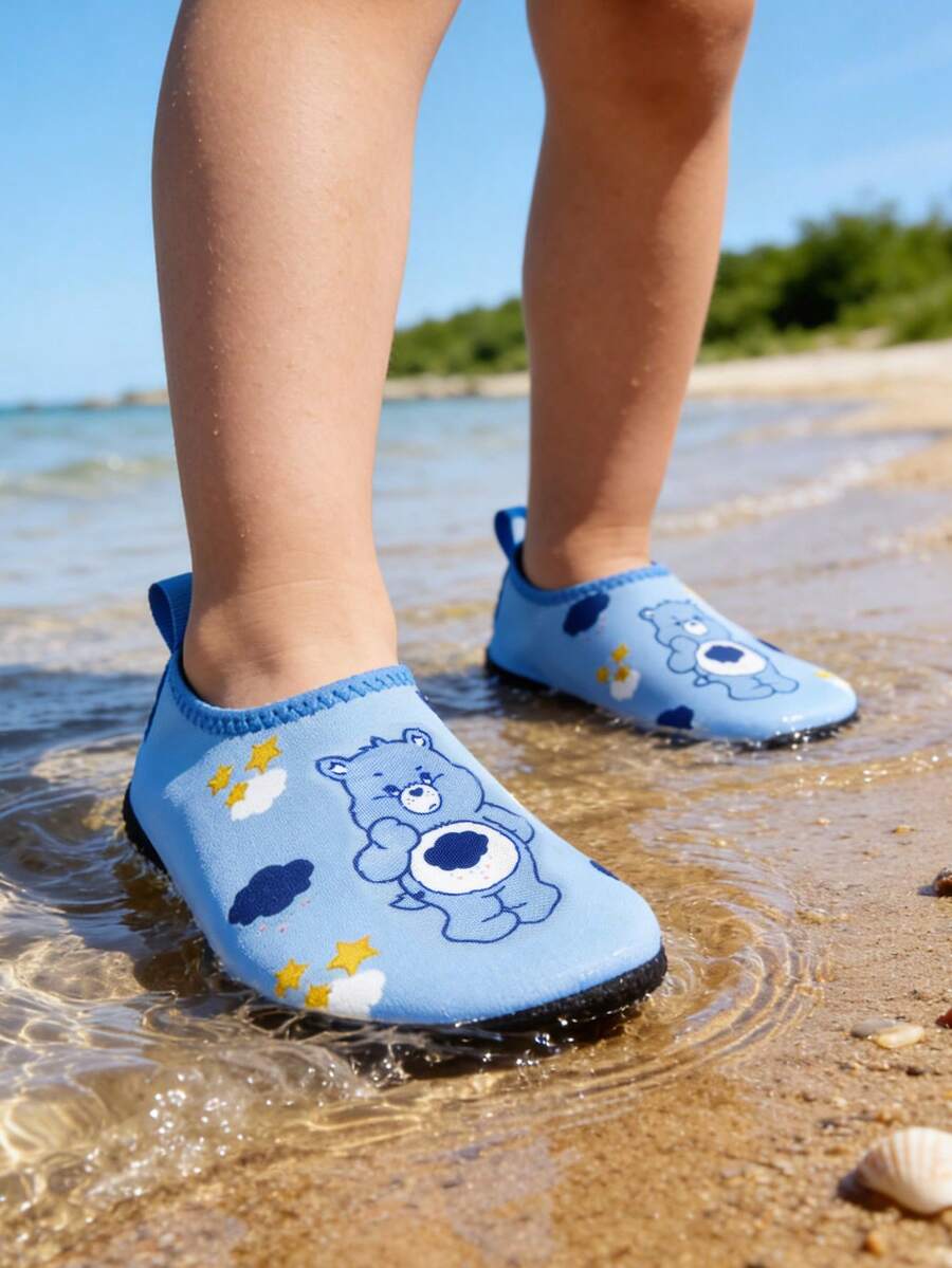 SHEIN X Care Bears 幼兒與兒童戶外運動休閒時尚防滑水鞋,舒適透氣可愛卡通圖案沙灘鞋,男孩女孩通用 - 藍色 - 查看 1