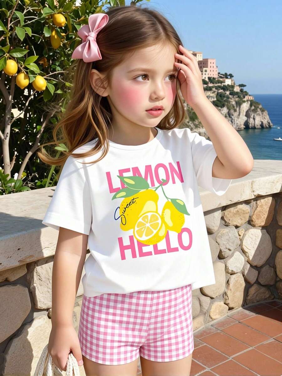 SHEIN Playful Pals 2件/套 女嬰可愛白色夏季度假套裝 水果字母印花短袖T恤 & 極簡格紋短褲 夏季出遊穿搭 - 彩色 - 查看 1