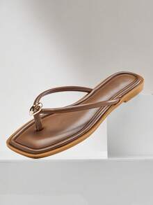 SHUZIA Sandalias de dedo de lujo silencioso para mujer con puntera cuadrada, detalles dorados minimalistas, borde enrollado y suela acolchada de PU metalizado color toffee - Refinado, limpio y elegantemente chic - Marrón Mocha - Ver 7