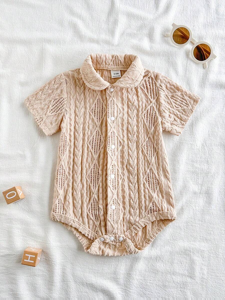 SHEIN Vintaside Kids 男婴白色短袖连体衣,休闲针织提花面料,镂空设计,经典圆领,全纽扣前襟,简约百搭,方便的开裆设计,适合春夏日常室内穿着,舒适居家休闲,也适合洗礼或正式家庭聚会(1-24个月),四季皆宜 - 棕色 - 查看 1