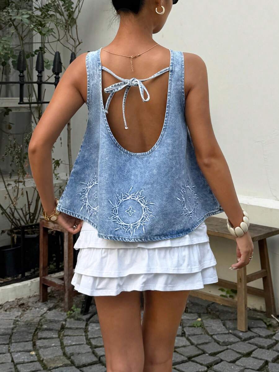 Sunnyshic Blusa de mezclilla lavada con bordado floral de moda para mujer - Lavado ligero - Ver 1