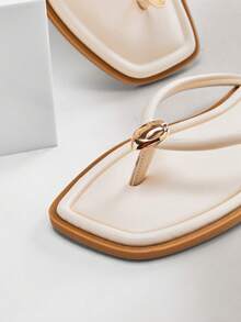 SHUZIA Quiet Luxury 女士方头金色点缀极简卷边软垫金属PU人字拖——精致、简洁、轻松时尚 - 米色 - 查看 6
