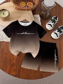 SHEIN 春夏幼儿男童休闲时尚创意个性清新简约黑卡其渐变印花字母标语舒适基础款短袖T恤短裤套装，温暖夏季风格，适合春夏男宝宝休闲短袖服装，幼儿男童夏季套装，幼儿运动服，男童套装，男童街头服饰 - 彩色 - 查看 6
