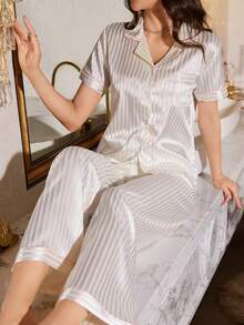 LuxeNights Bộ đồ ngủ 2 món gồm áo tay ngắn kẻ sọc giả lụa jacquard ve áo viền tương phản và quần dài - trắng - Xem 4