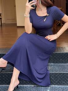 Feyla Robe mi-longue élégante à manches courtes avec décoration métallique et col asymétrique pour femmes - bleu indigo - Voir 10