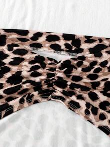 SHEIN 少女豹纹露肩短款上衣，面料柔软，适合春、夏、秋季穿着。豹纹元素搭配时尚廓形，适合日常休闲穿搭。修身但不紧绷，易于搭配，打造甜美又酷炫的少女造型。 - 摩卡棕 - 查看 4