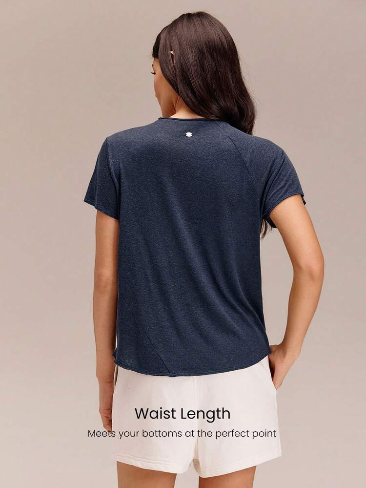T-shirt col rond en lin TENCEL™ coupe régulière, taille asymétrique, encolure transparente à double bord. Idéal pour les vacances, les voyages, l'été et le port décontracté au quotidien