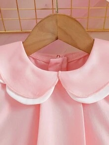 Souflis Souflis 女婴泡泡袖双层彼得潘领A字连衣裙。采用优质面料，A字廓形设计。泡泡袖和双层彼得潘领设计增添了一丝俏皮可爱。无论是日常穿着还是特殊场合，这款连衣裙都能让您的宝宝成为众人瞩目的焦点，是宝宝衣橱中不可或缺的时尚单品。 - 粉色 - 查看 6
