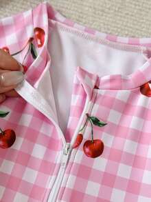 SHEIN 女童樱桃结格子印花长袖泳衣套装（含帽子），女童泳衣套装，女童沙滩装，适合度假的女童长袖泳衣沙滩套装，夏季拉链圆领泳衣 - 粉色 - 查看 3