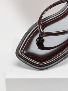 SHUZIA Sandal Jepit Wanita Model Kotak dengan Ujung Melengkung, Minimalis, Sol Dalam Empuk, Warna Kopi Premium – Sederhana & Nyaman - Coffee Brown - View 7