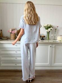 Snug Reverie Bộ đồ ngủ nữ dáng rộng, thoải mái, cổ bẻ, in hình trái tim kẻ sọc, tay ngắn và quần dài, có bèo nhún ở gấu quần. - Nhiều màu - Xem 2