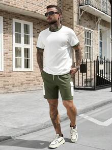 Manfinity CasualCool 男士舒适圆领短袖T恤套装（2件装）搭配抽绳松紧腰短裤，撞色多口袋T恤套装，适合男士休闲度假、派对、聚会、运动、简约办公等场合，经典春夏款短袖短裤套装，畅销经典套装，自穿或送礼皆宜。 - 彩色 - 查看 5