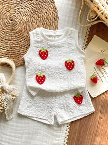 SHEIN Vintaside Kids 女婴夏季两件套，白色柔软提花面料圆领背心和短裤，清新自然的森林灵感田园风格，温柔简约休闲，舒适厚实面料，修身剪裁，饰以红色3D钩编草莓，适合日常外出、野餐、居家休闲、上学、拍照等场合。 - 白色 - 查看 4