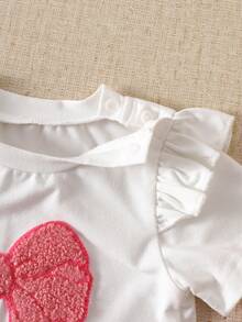 SHEIN 新生女宝宝春夏时尚套装，白色短袖圆领上衣，荷叶边袖口设计，肩部按扣方便穿脱，饰有刺绣蝴蝶结图案；粉色裤子，印有爱心、星星和蝴蝶结图案，休闲时尚，适合0-9个月宝宝日常穿着或户外玩耍。 - 粉色 - 查看 4