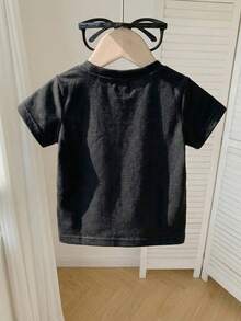 SHEIN Áo thun ngắn tay cổ tròn in chữ và hình họa cổ điển dành cho bé trai sơ sinh và trẻ nhỏ, kiểu dáng thường ngày, thích hợp cho mùa xuân/hè, phù hợp cho bé từ 6 tháng đến 3 tuổi. - màu đen - Xem 2