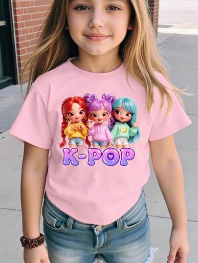 年轻女孩休闲创意清新简约时尚卡通虚拟少女组合五角星图案字母印花基础款短袖T恤，舒适日常穿着，适合春、夏、秋季穿着。