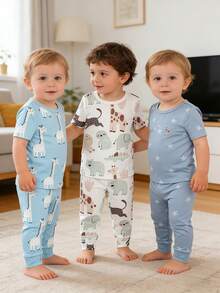 Bộ đồ ngủ 6 món cho bé trai gồm áo cổ tròn tay ngắn và quần dài mềm mại cùng màu. Bộ sưu tập mùa hè này có họa tiết khủng long và ngôi sao hoạt hình nhiều màu sắc xanh nhạt và xanh lam đậm, thích hợp cho các bé năng động. Chất vải mềm mại mang lại sự thoải mái cho bé khi mặc ở nhà hoặc ngủ. - Nhiều màu - Xem 4