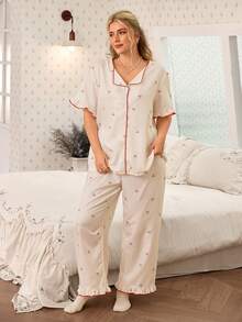 CottageSlumber Romantischer Landhaus-Kirschblüten-Muster, Kontrast-Rüschen-Kragen Kurzarm Pyjama Set in Große Größen - Weiss - Übersicht 3