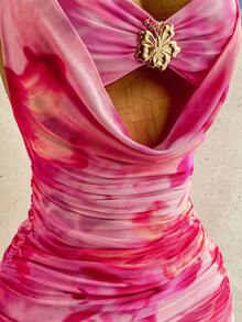 Soleia 女士性感浪漫度假露背系带拼接罩杯金属花卉装饰深V领修身迷你连衣裙，适合海滩、邮轮、城市度假 - 玫紅色 - 查看 4