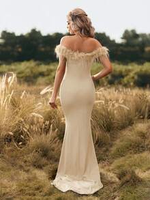 Cheriluna Maternity Đầm chụp ảnh bầu/Đầm dự tiệc sang trọng/Đầm dự tiệc mừng em bé - Đầm maxi dáng đuôi cá ôm sát, cổ lông vũ giả, trễ vai - Màu be - Xem 2