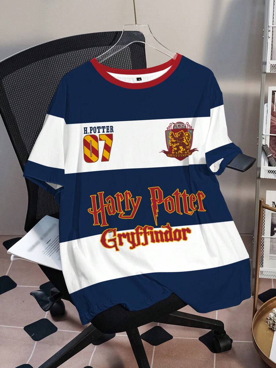 HARRY POTTER X SHEIN Camiseta Plus Size com Estampa de Letras Listradas em Blocos de Cores - Branco - Ver 1