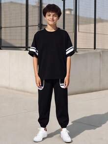 SHEIN Vacaura Bộ 2 món gồm áo thun kẻ sọc đen trắng phong cách tối giản thường ngày và quần đen, có nhãn da, phù hợp cho bé trai mặc hàng ngày vào mùa xuân/hè/thu. - màu đen - Xem 7