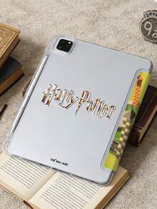 HARRY POTTER X SHEIN 透明亚克力三折双面印刷扫帚魔法场图案彩绘扁平保护套，兼容 Mini 6/ Mini 7/Air/Air 2/9.7/10.5/10.2/Air 4/Air 5/10.9/Pro 11/10/2024 Air 11 (M2)/Pro11 (M4) 2024/Air 11英寸 (M3) 2025/ (A16) 11英寸第十一代 2025 款。高透明度保护套，产品不含笔。部分型号的边框内设有笔槽。 - 彩色 - 查看 5