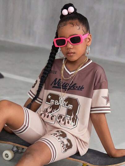 SHEIN ChillGRL Bộ 2 món cho bé gái tuổi teen, áo thun cổ chữ V dáng rộng, vai rớt và áo thun in số, phối cùng quần short bó sát, trang phục mùa hè phù hợp cho thể thao, đạp xe, hoạt động ngoài trời, bóng đá, bóng rổ, chạy bộ.