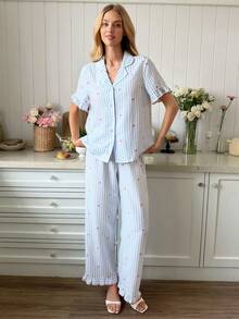 Snug Reverie Bộ đồ ngủ nữ dáng rộng, thoải mái, cổ bẻ, in hình trái tim kẻ sọc, tay ngắn và quần dài, có bèo nhún ở gấu quần. - Nhiều màu - Xem 4