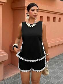 SHEIN Holidaya Bộ đồ nữ mùa xuân/hè gồm áo croptop không tay phối màu tương phản buộc dây và quần short thoải mái, trang phục thời trang cho kỳ nghỉ. - màu đen - Xem 5