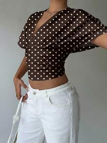 Aloruh Damen Minimalistisches Pendler T-Shirt mit Polka Punkt Muster, V-Ausschnitt und geraffter Taille, Sommer - Braun - Übersicht 5