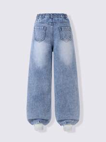 Calça jeans feminina feminina, azul claro, com lavagem delicada e corte reto, bordada com morangos. Versátil para escola, viagens, uso casual e adequada para todas as estações. - Lavagem leve - Ver 2