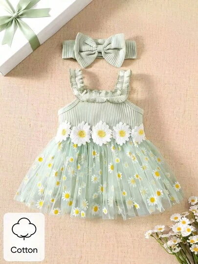 两个夏日新生女宝宝，可爱甜美，荷叶边吊带，花朵刺绣配饰，腰间装饰，小雏菊网纱连衣裙和蝴蝶结发带，适合婚礼季、日常外出、一周岁宝宝摄影和穿搭。