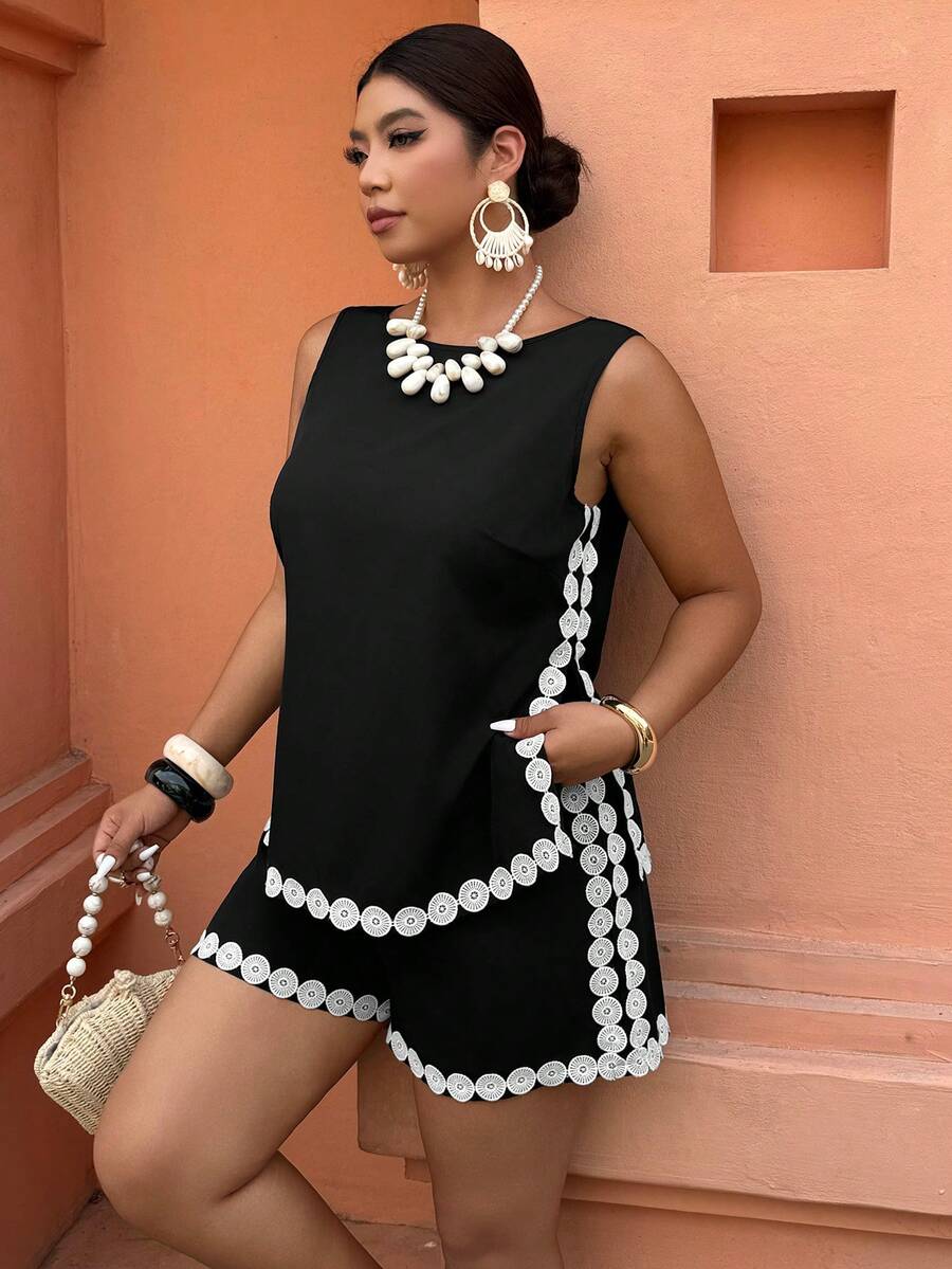 SHEIN Holidaya Bộ đồ nữ mùa xuân/hè gồm áo croptop không tay phối màu tương phản buộc dây và quần short thoải mái, trang phục thời trang cho kỳ nghỉ. - màu đen - Xem 1