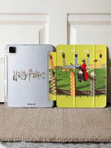 HARRY POTTER X SHEIN 透明亚克力三折双面印刷扫帚魔法场图案彩绘扁平保护套，兼容 Mini 6/ Mini 7/Air/Air 2/9.7/10.5/10.2/Air 4/Air 5/10.9/Pro 11/10/2024 Air 11 (M2)/Pro11 (M4) 2024/Air 11英寸 (M3) 2025/ (A16) 11英寸第十一代 2025 款。高透明度保护套，产品不含笔。部分型号的边框内设有笔槽。 - 彩色 - 查看 4