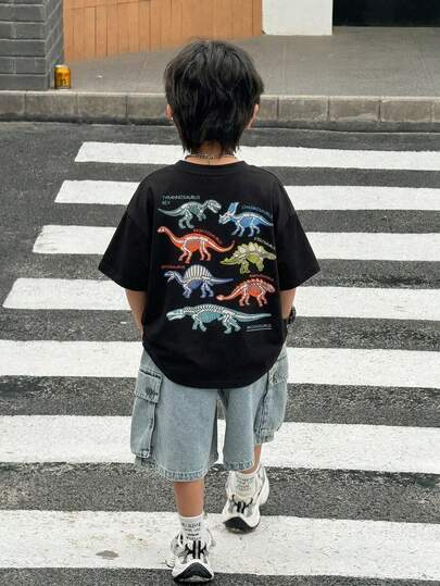 Áo thun đen tay ngắn cổ tròn dáng rộng, in hình khủng long hoạt hình dễ thương phát sáng trong bóng tối dành cho bé trai, kiểu dáng cơ bản, phong cách Y2K, thích hợp cho mùa xuân/hè, đi chơi, ngày Valentine, hẹn hò, du lịch, nghỉ lễ, họp mặt gia đình, tựu trường, đám cưới, buổi tối, thể thao, tiệc sinh nhật.