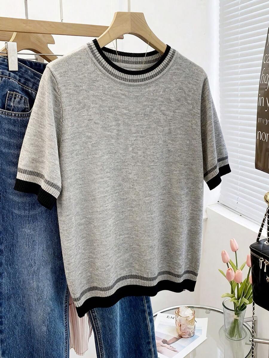 SHEIN Franclia Áo thun ngắn tay cổ tròn kẻ sọc phối màu tương phản, chất liệu vải dệt kim thoải mái, thích hợp cho mùa xuân/hè. - Màu Xám nhạt - Xem 1