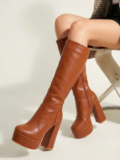 Bota alta para mujer con plataforma y tacón ancho de gran altura, diseñada para brindar presencia en cada paso durante eventos sociales o actividades diarias, cierre lateral que facilita el calce y asegura ajuste óptimo, plantilla acolchada para confort prolongado, suela resistente para afrontar diferentes superficies, modelo ideal para complementar atuendos sofisticados o looks casuales, pensado para quienes buscan destacar en su día a día con actitud, elegancia y versatilidad