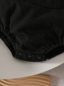 SHEIN Playful Pals 新生兒黑白配色夏季休閒家庭套裝 熊圖案貼布牛仔吊帶褲與素色T恤套組 寬鬆版型 日常活動穿搭 - 黑色 - 查看 6