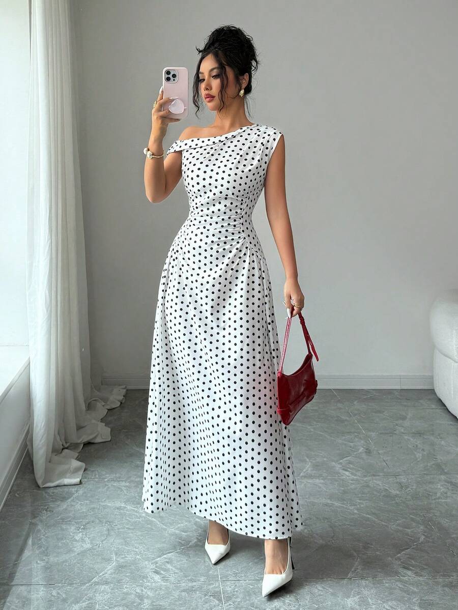 SHEIN Elenzya 春夏新款优雅女士白色底黑色波点单肩斜领长款收腰休闲度假沙滩连衣裙，适合情人节、约会、派对、日常外出、用餐等场合。 - 黑與白 - 查看 1