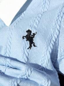 Bộ quần áo 2 món cho bé trai, Áo: Áo len dệt kim màu xanh navy có họa tiết thêu đen ở ngực trái, Quần: Quần kaki, Thích hợp cho đi làm, mặc thường ngày, mùa xuân/hè. - Nhiều màu - Xem 4