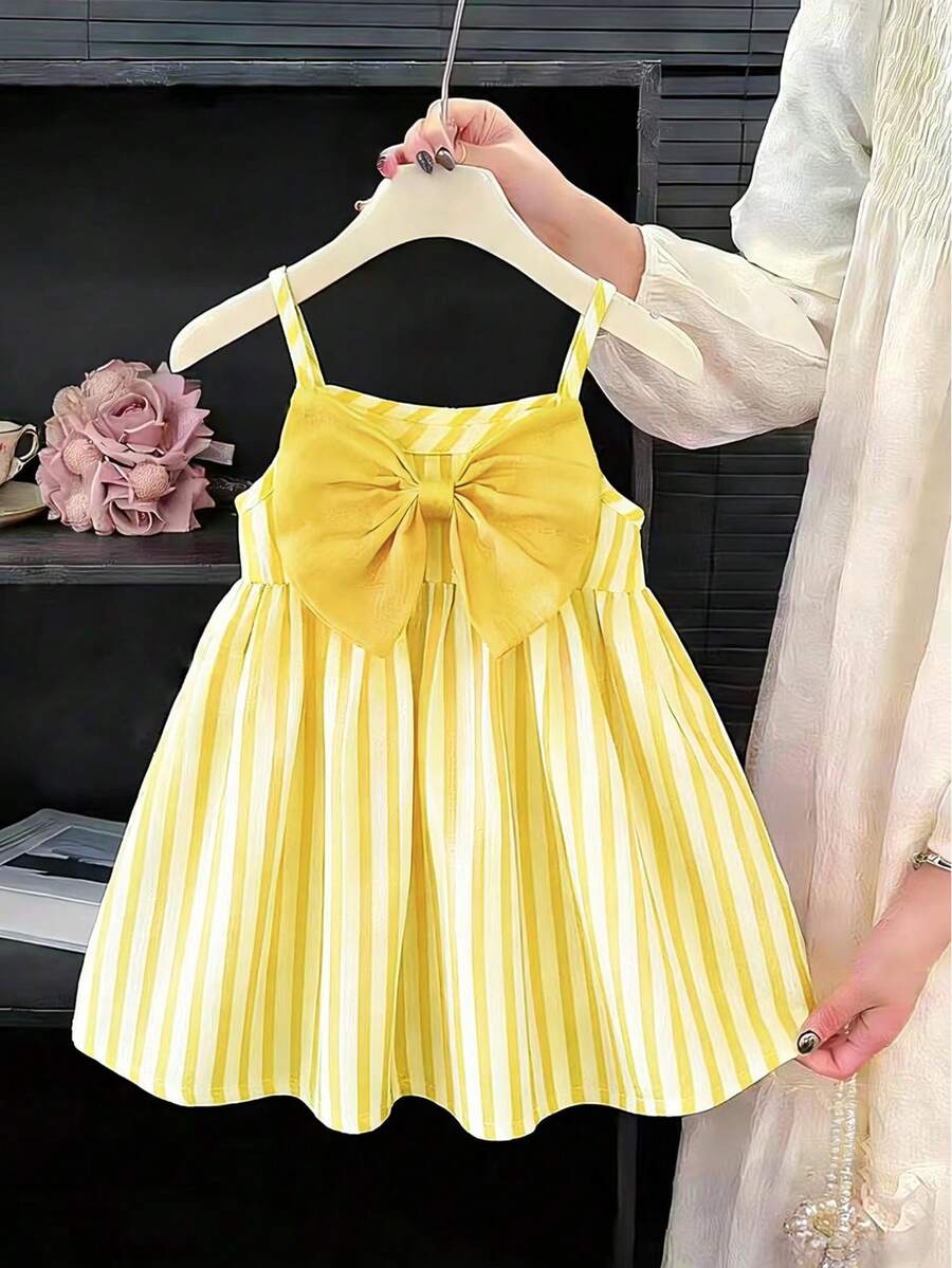 SHEIN 女婴时尚优雅休闲简约粉色条纹吊带连衣裙，舒适梭织面料，饰有3D蝴蝶结，春夏新品，适合生日派对、日常穿着、度假等场合，可爱又时尚。 - 黃色 - 查看 1