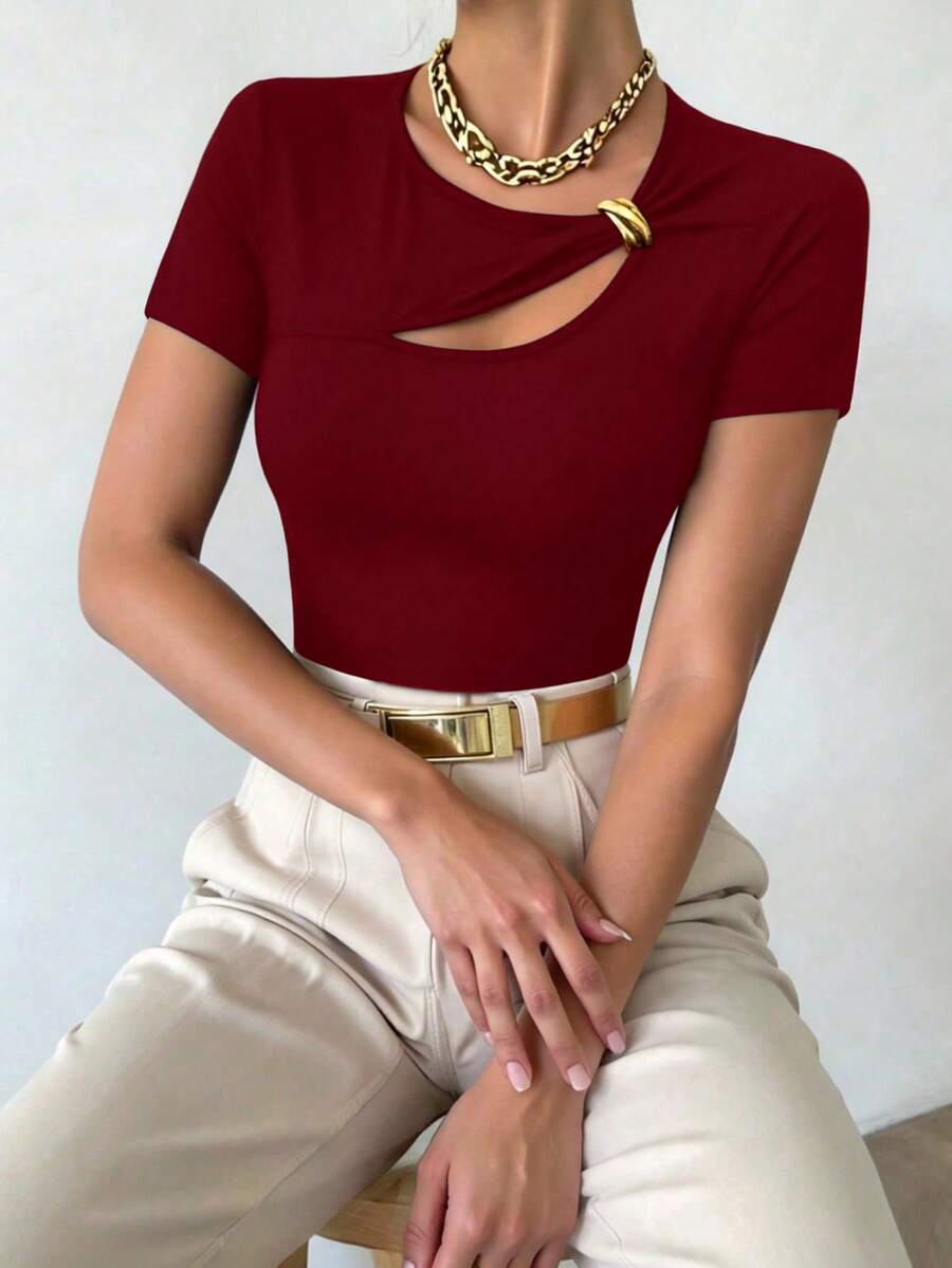 SHEIN Raffinéa Atasan Wanita Seksi Berlubang dengan Dekorasi Logam dan Garis Leher Asimetris, Lengan Pendek Warna Hitam, Musim Semi/Panas - Burgundy - View 1