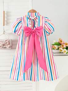 SHEIN Elladie kids 小女孩彩色条纹印花连衣裙，饰有粉色蝴蝶结，休闲度假风，配有彼得潘领和荷叶边袖子，适合日常、通勤、假日等场合，甜美可爱。 - 彩色 - 查看 2