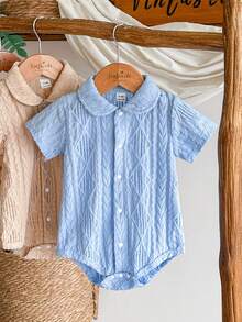 SHEIN Vintaside Kids 男婴白色短袖连体衣，休闲针织提花面料，镂空设计，经典圆领，全纽扣前襟，简约百搭，方便的开裆设计，适合春夏日常室内穿着，舒适居家休闲，也适合洗礼或正式家庭聚会（1-24个月），四季皆宜 - 淺藍色 - 查看 4