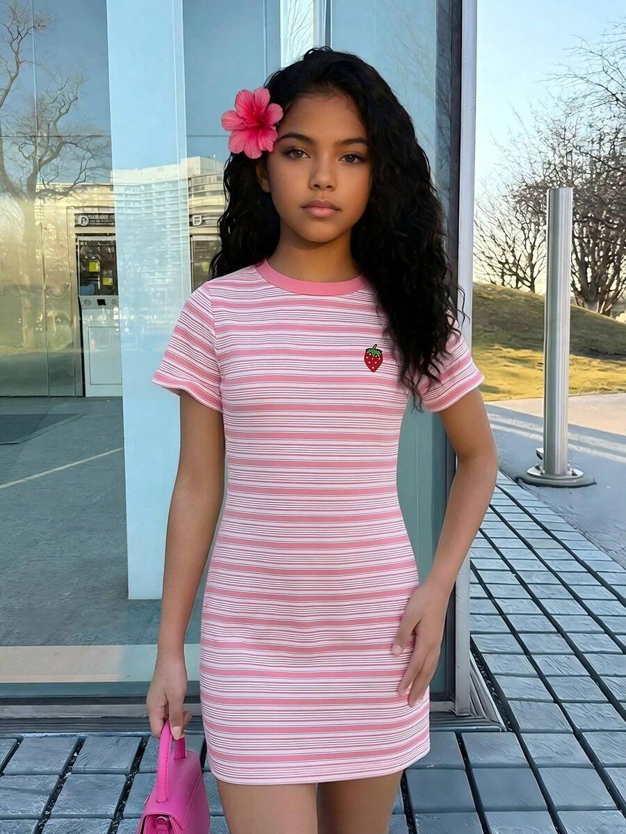 SHEIN 1 pezzo Abito elegante a maniche corte con collo rotondo, in maglia di seta di latte, con stampa a righe e fragole, vita stretta, adatto a ragazze pre-adolescenti, per uso casual quotidiano - Rosa - Visualizzare 1