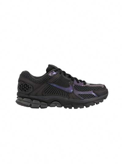 Nike أحذية كاجوال للنساء Zoom Vomero 5 Se باللون الأسود IB4397