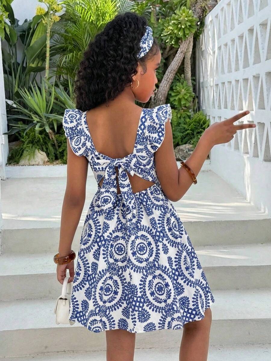 SHEIN Vestido estampado con volantes y mangas de mariposa con lazo decorativo en la espalda, patrón bohemio azul & blanco para niña preadolescente - Azul y blanco - Ver 1